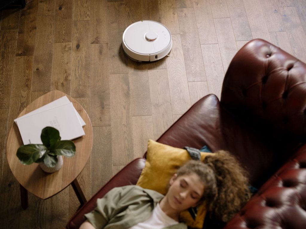 Roomba vs DEEBOT : quel aspirateur robot choisir ?